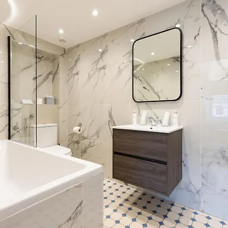 Righ - Luxurious Centre Three Bedroom Apartment *