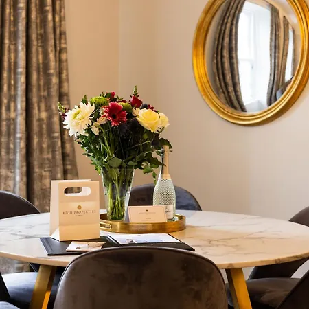 Righ - Luxurious Centre Three Bedroom Apartment *