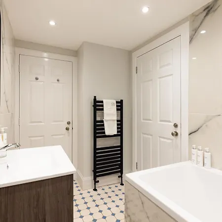 Righ - Luxurious Centre Three Bedroom