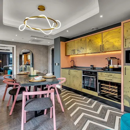 Roomzzz Aparthotel 4*