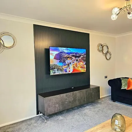 Lovely 3 Bedroom By Sensational Short Lets & Service With 6 Beds *