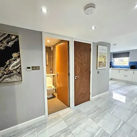 Lovely 3 Bedroom By Sensational Short Lets & Service With 6 Beds