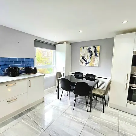 Lovely 3 Bedroom By Sensational Short Lets & Service With 6 Beds * Edimburgo