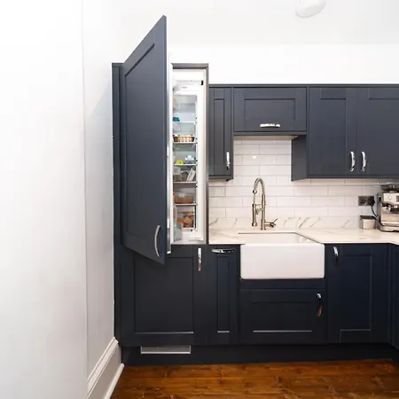 Montgomery Large 2 Bedroom Flat - 5 Mins Walk To Centre *