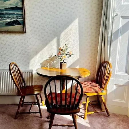 Lauriston Park Apartment