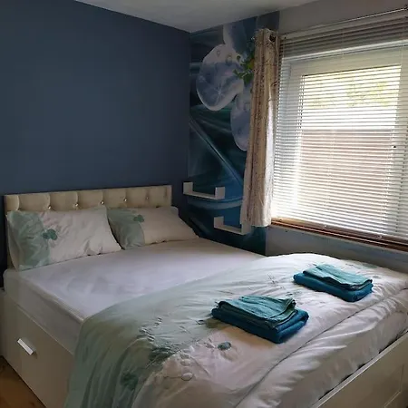 Double Ensuite Room, 1-minute Walk To Bus Stop Homestay szállás *