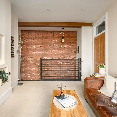 Stylish & 2br Stockbridge Gem