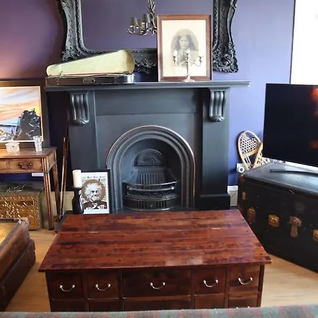Stylish Victorian For Two In Edinburg