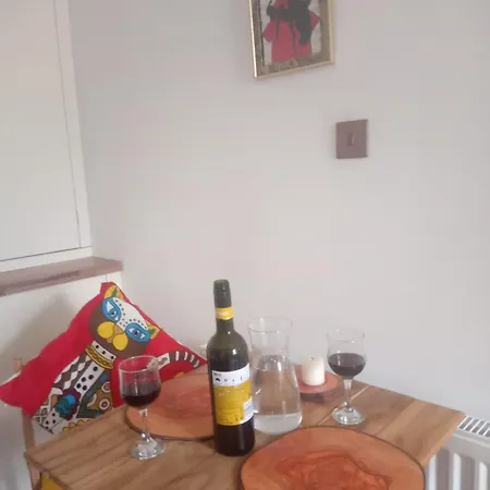 Thorntree Street Apartment