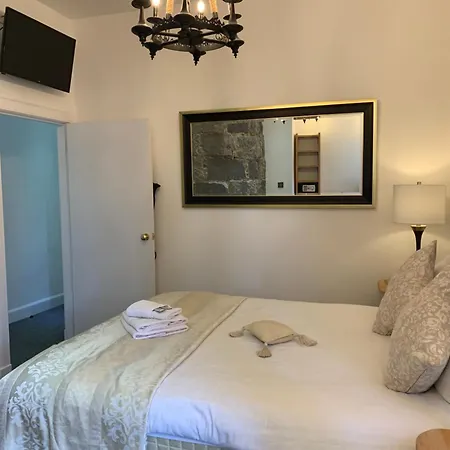 Royal Mile By The Castle Edinburgh