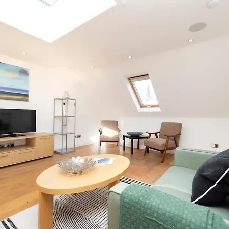 Joivy Chic 2-br Flats Near Castle Edinburgh