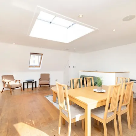 Joivy Chic 2-br Flats Near Castle *