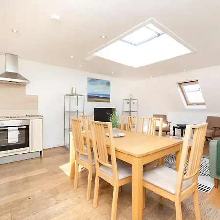 Joivy Chic 2-br Flats Near Castle * Edinburgh
