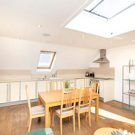 Joivy Chic 2-br Flats Near Castle Appartement