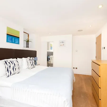 Joivy Chic 2-br Flats Near Castle Edinburgh
