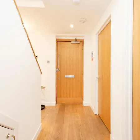 Joivy Chic 2-br Flats Near Castle * Edinburgh