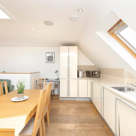 Joivy Chic 2-br Flats Near Castle Edinburgh