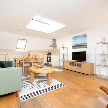 Joivy Chic 2-br Flats Near Castle