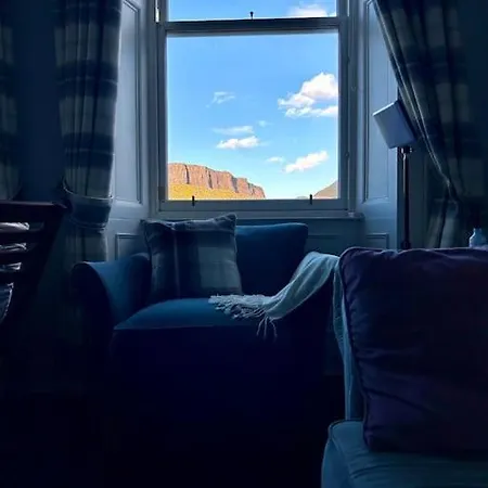 Edinburghs Arthurs Seat View * エディンバラ