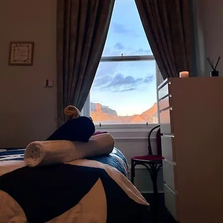 Edinburghs Arthurs Seat View * エディンバラ