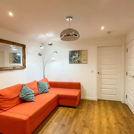 4 Bed Complete In Near Airport Semesterbostad