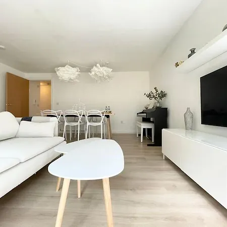 Modern Flat In With Free Parking *
