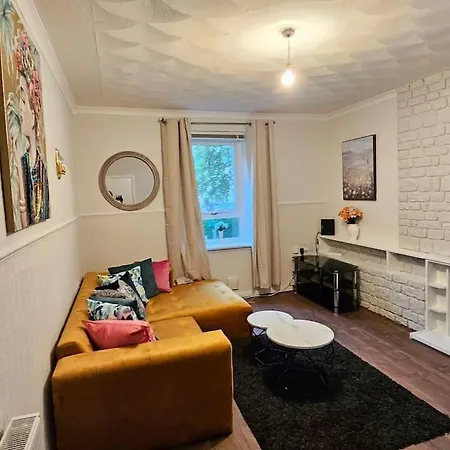 Apartment Craigietinny Road Apartment- 3 Beds *
