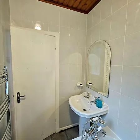 Apartment Craigietinny Road Apartment- 3 Beds *