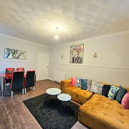 Craigietinny Road Apartment- 3 Beds Apartment Edinburgh