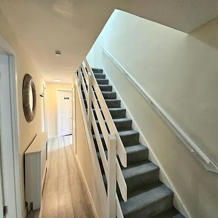 4 Bed House With 6 Beds * Edinburgh