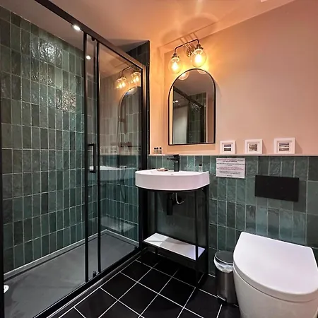 Open Plan 2 Bed Apt, Near Castle *