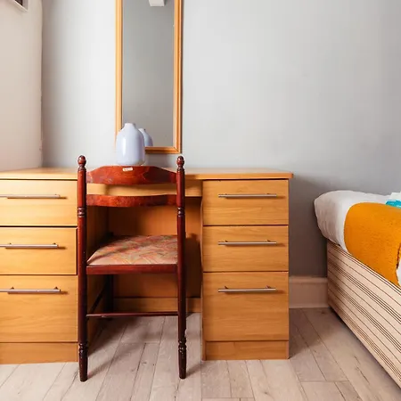Cozy Centre 2 Bedroom By The Meadows! 5