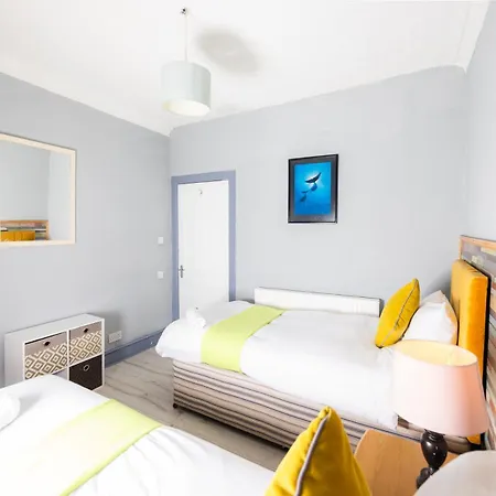 Cozy Centre 2 Bedroom By The Meadows! 5 *