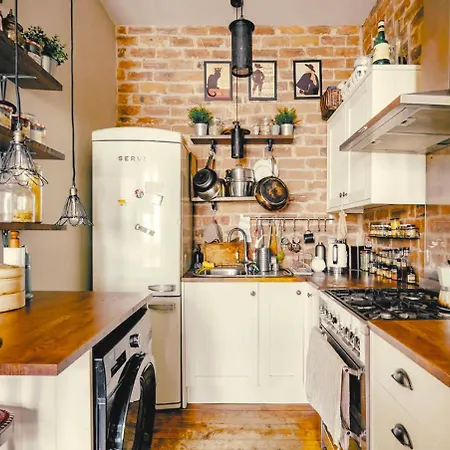 Charming City Centre Flat With Warmth & Character *