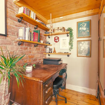 Charming City Centre Flat With Warmth & Character