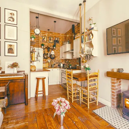 Charming City Centre Flat With Warmth & Character דירה אדינבורו