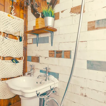 Charming City Centre Flat With Warmth & Character אדינבורו