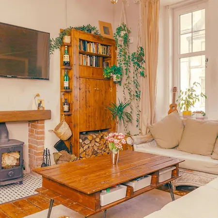 Charming City Centre Flat With Warmth & Character