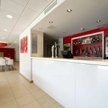 Travelodge Airport 2*