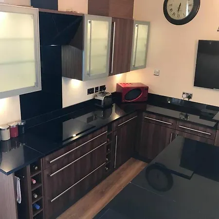Beautifully Presented, Spacious Two Bed Apartment! Free On Street Parking 公寓 *