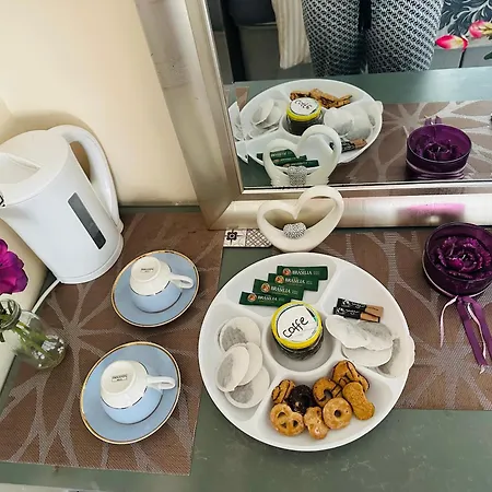 Lovely Double With Private Bathroom And Double With Shared Toilet & Parking Free ホームステイ