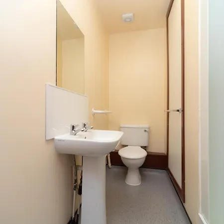 Joivy Economy 4 And 5 Bed Flats, Close To Old Town And Royal Mile - Adults Only Edinburgh