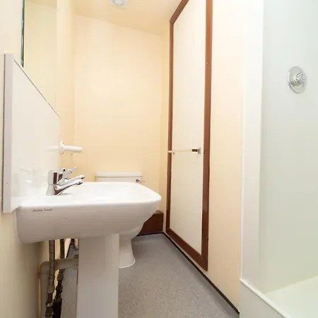 Joivy Economy 4 And 5 Bed Flats, Close To Old Town And Royal Mile - Adults Only * Edinburgh