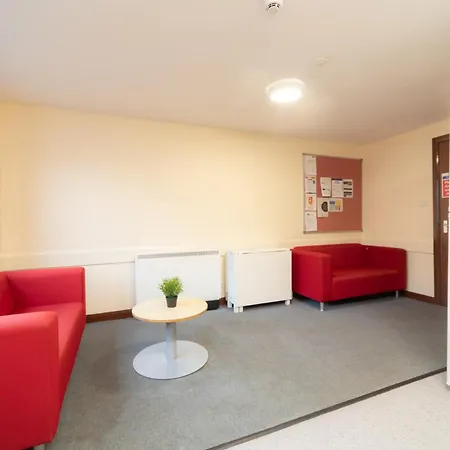 Joivy Economy 4 And 5 Bed Flats, Close To Old Town And Royal Mile - Adults Only * Edinburg