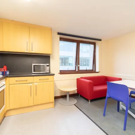 Joivy Economy 4 And 5 Bed Flats, Close To Old Town And Royal Mile - Adults Only Edinburg