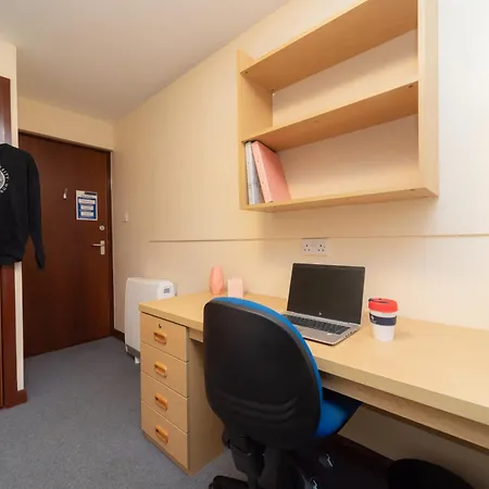 Joivy Economy 4 And 5 Bed Flats, Close To Old Town And Royal Mile - Adults Only * Edinburg