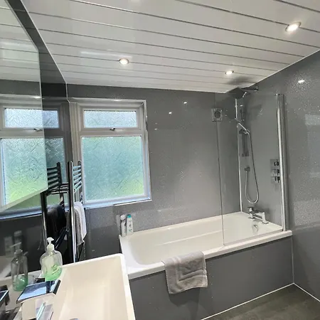 Roost Hill - Free Parking Zone Pensión