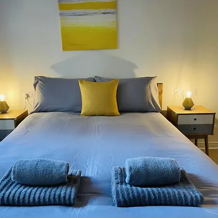 Spacious Centre Flat Free Parking& Superfast Wifi *