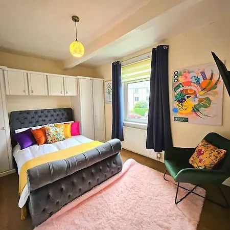 2 Bed With 4 Beds & Parking *