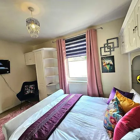 2 Bed With 4 Beds & Parking Apartament Edynburg